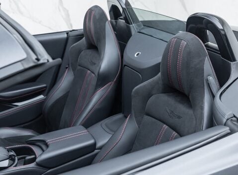 Aston Martin V8 Vantage ROADSTER 34