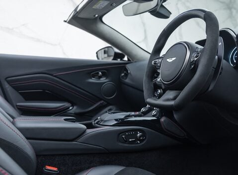 Aston Martin V8 Vantage ROADSTER 16