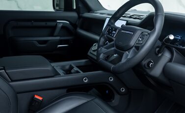 Land Rover Defender 90 D350 X-DYNAMIC HSE HARD TOP URBAN 13