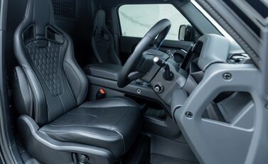 Land Rover Defender 90 D350 X-DYNAMIC HSE HARD TOP URBAN 14