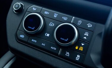 Land Rover Defender 90 D350 X-DYNAMIC HSE HARD TOP URBAN 21