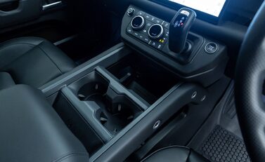 Land Rover Defender 90 D350 X-DYNAMIC HSE HARD TOP URBAN 23