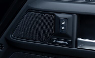 Land Rover Defender 90 D350 X-DYNAMIC HSE HARD TOP URBAN 25