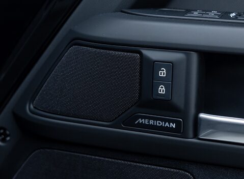 Land Rover Defender 90 D350 X-DYNAMIC HSE HARD TOP URBAN 25