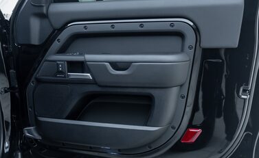 Land Rover Defender 90 D350 X-DYNAMIC HSE HARD TOP URBAN 24