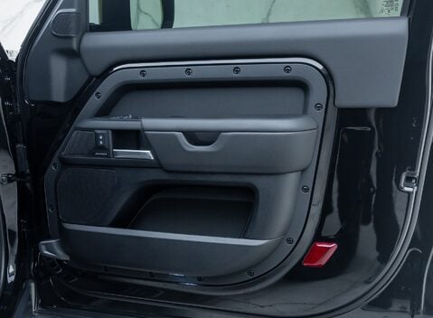 Land Rover Defender 90 D350 X-DYNAMIC HSE HARD TOP URBAN 24