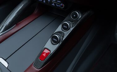 Ferrari GTC4 Lusso V12 TAILOR MADE 32