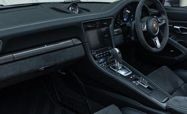 Porsche 911 Targa 4 GTS (991.2) 22