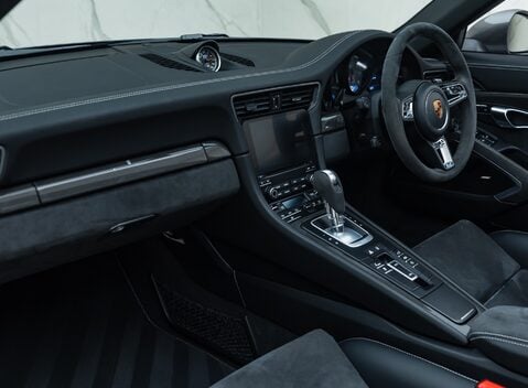 Porsche 911 Targa 4 GTS (991.2) 22