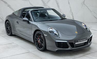 Porsche 911 Targa 4 GTS (991.2) 11