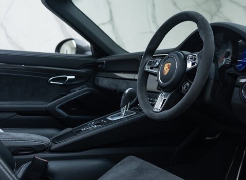 Porsche 911 Targa 4 GTS (991.2) 17