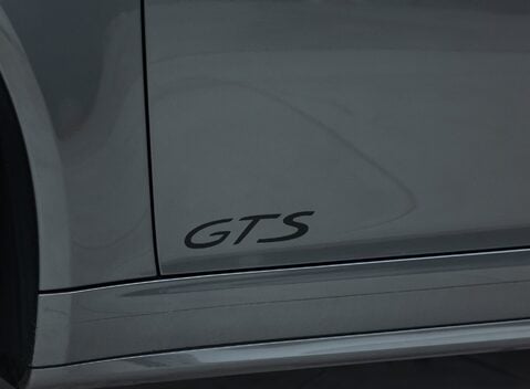 Porsche 911 Targa 4 GTS (991.2) 40