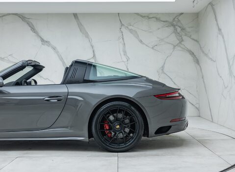 Porsche 911 Targa 4 GTS (991.2) 34