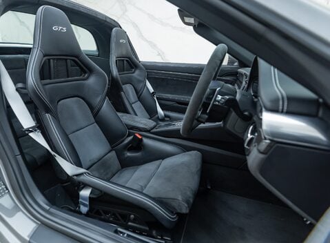 Porsche 911 Targa 4 GTS (991.2) 18