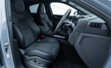 Porsche Cayenne TURBO E-HYBRID Coupe with GT Package 14