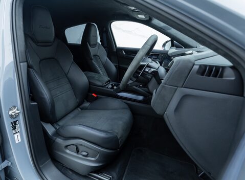 Porsche Cayenne TURBO E-HYBRID Coupe with GT Package 14