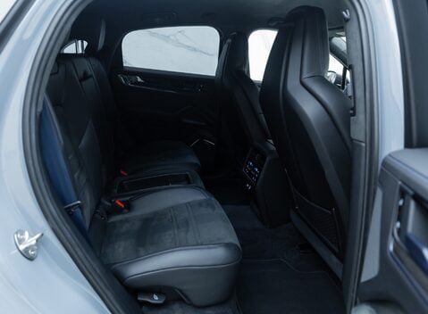 Porsche Cayenne TURBO E-HYBRID Coupe with GT Package 17