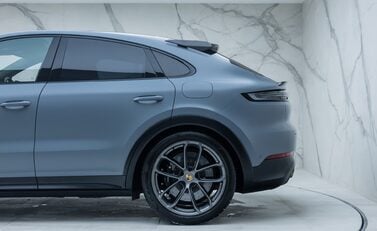 Porsche Cayenne TURBO E-HYBRID Coupe with GT Package 40