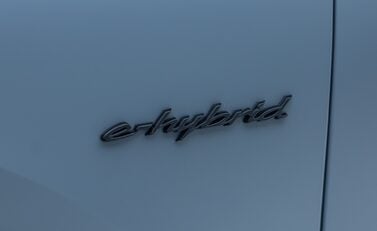 Porsche Cayenne TURBO E-HYBRID Coupe with GT Package 32