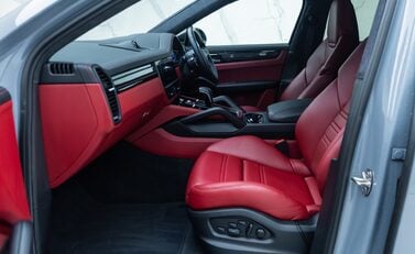 Porsche Cayenne TURBO GT 18