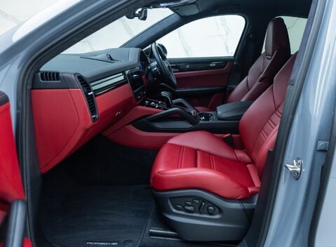 Porsche Cayenne TURBO GT 18