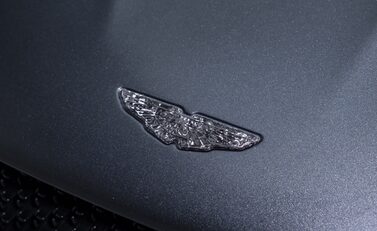 Aston Martin DBS Superleggera 32