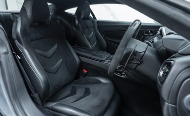 Aston Martin DBS Superleggera 16