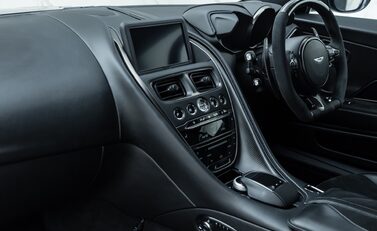 Aston Martin DBS Superleggera 21