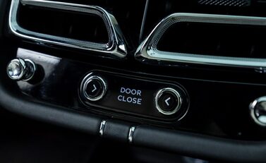 Bentley Bentayga V8 AZURE EXTENDED WHEELBASE First Edition 24