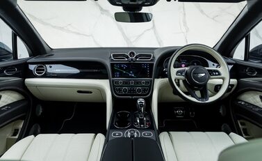 Bentley Bentayga V8 AZURE EXTENDED WHEELBASE First Edition 28