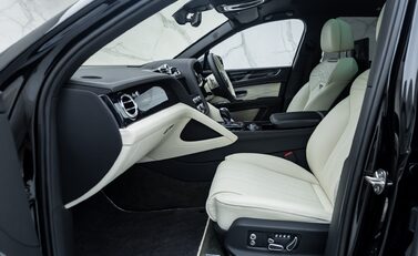 Bentley Bentayga V8 AZURE EXTENDED WHEELBASE First Edition 26