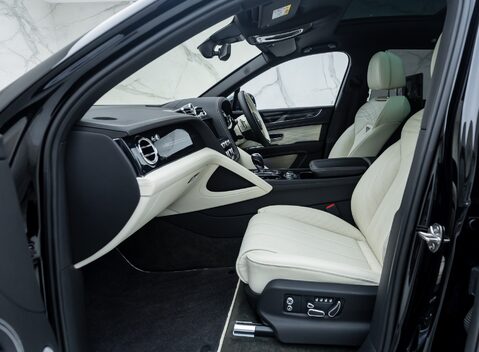 Bentley Bentayga V8 AZURE EXTENDED WHEELBASE First Edition 26