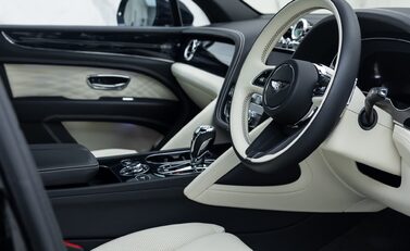 Bentley Bentayga V8 AZURE EXTENDED WHEELBASE First Edition 13