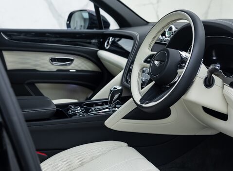 Bentley Bentayga V8 AZURE EXTENDED WHEELBASE First Edition 13