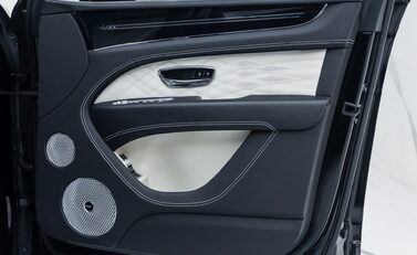 Bentley Bentayga V8 AZURE EXTENDED WHEELBASE First Edition 38