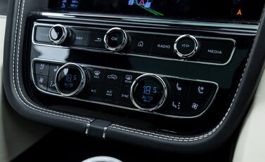 Bentley Bentayga V8 AZURE EXTENDED WHEELBASE First Edition 34