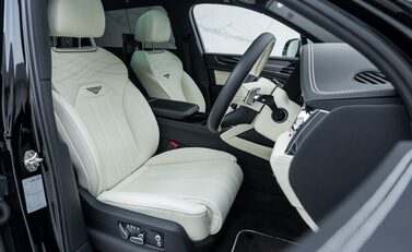 Bentley Bentayga V8 AZURE EXTENDED WHEELBASE First Edition 15