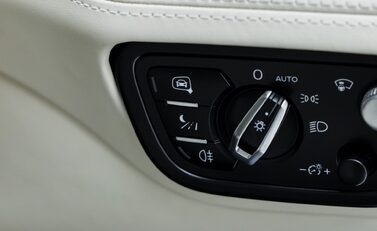 Bentley Bentayga V8 AZURE EXTENDED WHEELBASE First Edition 30