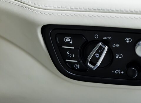 Bentley Bentayga V8 AZURE EXTENDED WHEELBASE First Edition 30