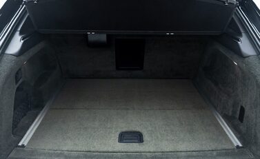 Bentley Bentayga V8 AZURE EXTENDED WHEELBASE First Edition 52