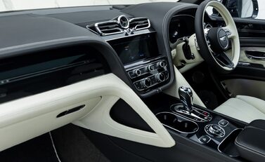 Bentley Bentayga V8 AZURE EXTENDED WHEELBASE First Edition 27