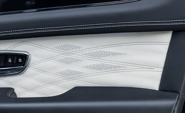 Bentley Bentayga V8 AZURE EXTENDED WHEELBASE First Edition 41