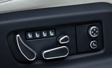 Bentley Bentayga V8 AZURE EXTENDED WHEELBASE First Edition 16