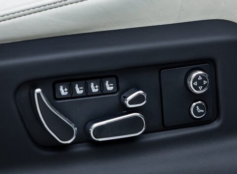 Bentley Bentayga V8 AZURE EXTENDED WHEELBASE First Edition 16