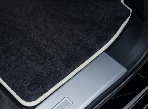 Bentley Bentayga V8 AZURE EXTENDED WHEELBASE First Edition 36