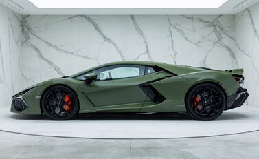 Lamborghini Revuelto 5