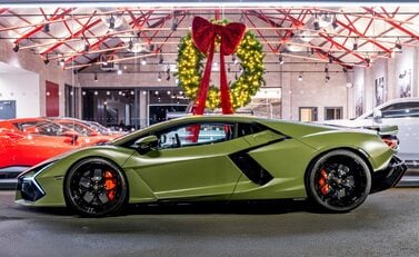 Lamborghini Revuelto 3