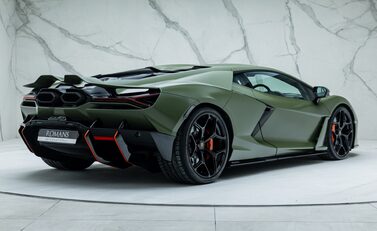 Lamborghini Revuelto 6