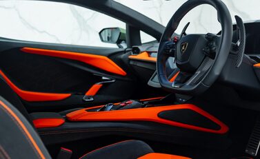 Lamborghini Revuelto 13