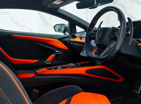 Lamborghini Revuelto 13